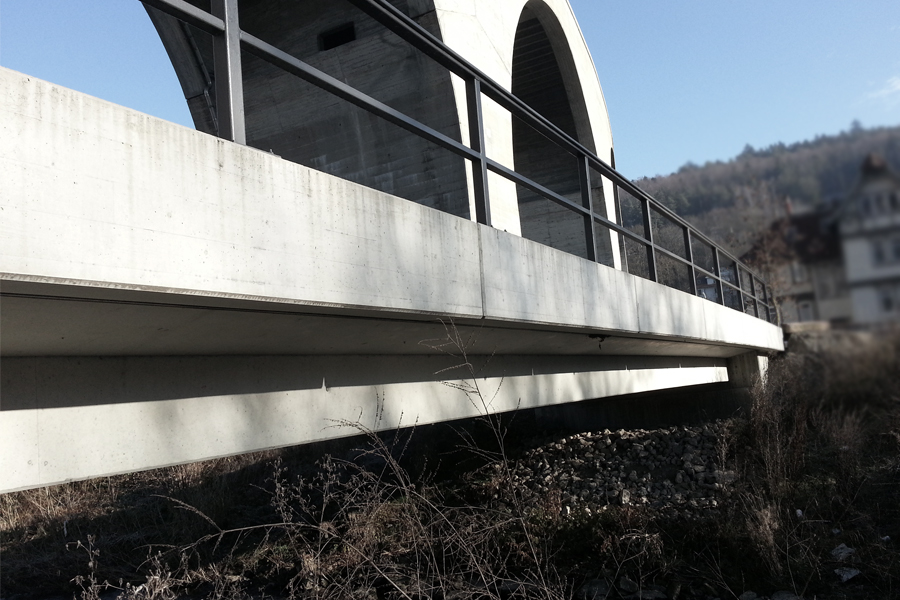 Brückenkappen-Fertigteile mit Holzstruktur